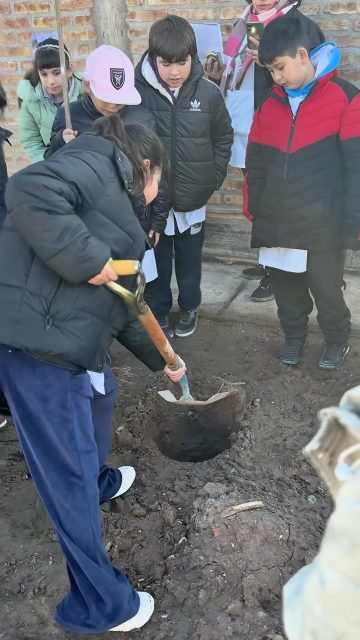 Comenzamos la semana plantando árboles junto a niños y niñas de la Escuela 70! 💙
